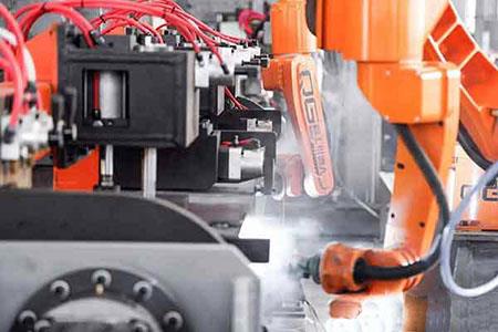 Fen gwo bouton soude robot se sou yo mete nan itilize sou yon echèl gwo.jpg End beam welding robot is about to put into use on a large scale.jpg